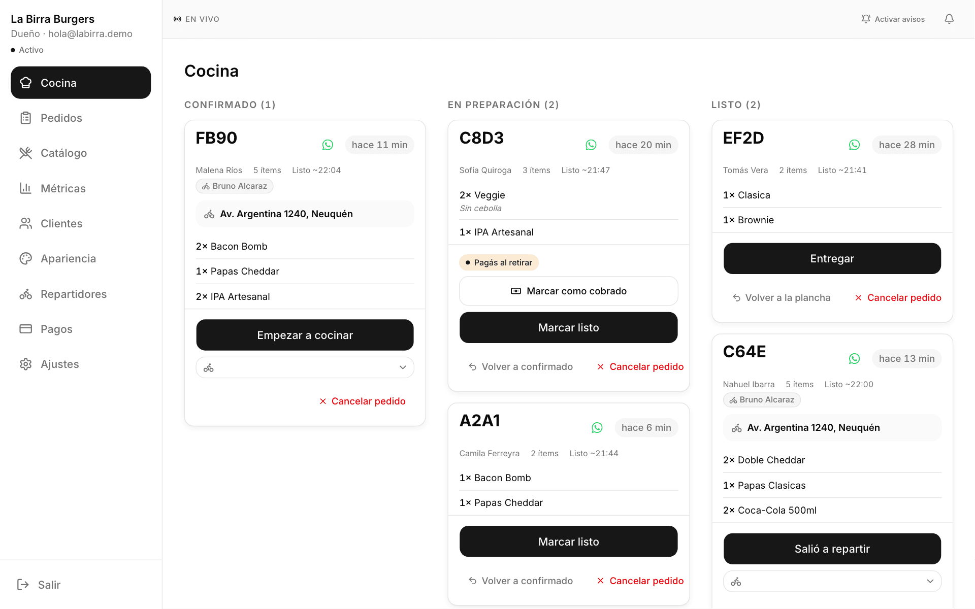 El panel de cocina con varios pedidos en distintos estados de preparación